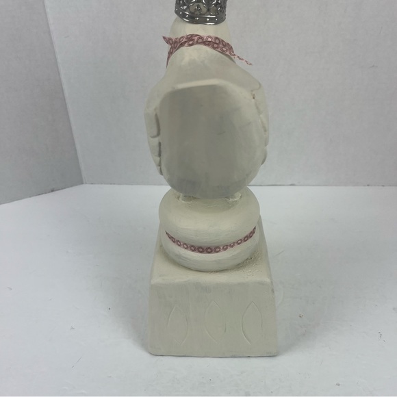 Cottagecore vignette-wood off-white painted bird statue with crown and key-decor - Picture 3 of 7